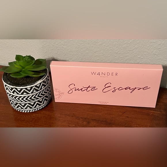Wander Beauty Suite Escape Eyeshadow Palette - Picture 3 of 5